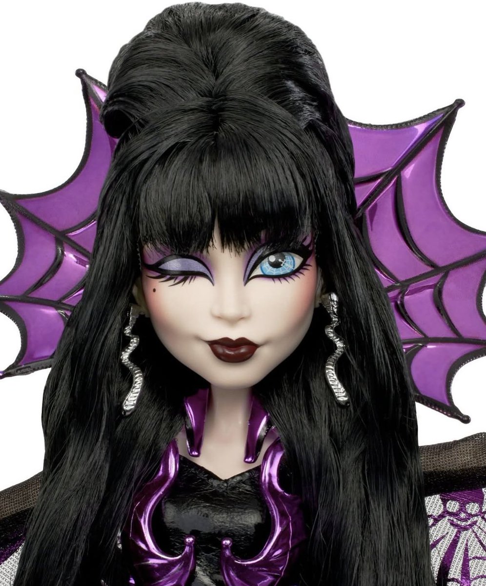 Vampireg0th4's tweet image. as vezes, quando eu não tenho nada pra fazer, eu pego uma foto da boneca e desenho como ela ficaria com o olho aberto. E sinceramente? Eu amei a Elvira SDCC com os olhos abertos