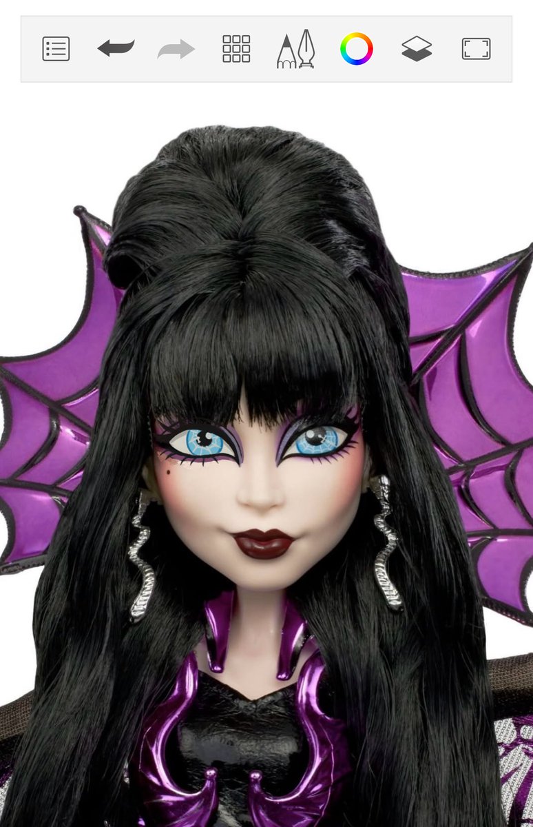 Vampireg0th4's tweet image. as vezes, quando eu não tenho nada pra fazer, eu pego uma foto da boneca e desenho como ela ficaria com o olho aberto. E sinceramente? Eu amei a Elvira SDCC com os olhos abertos