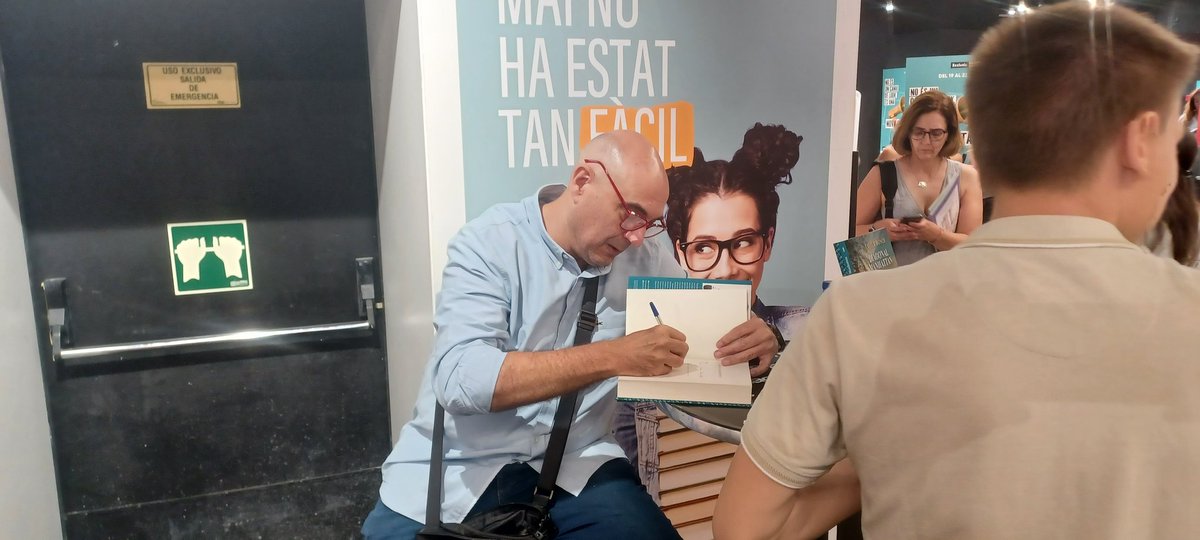 columnaedicions's tweet photo. Ara a @fnac #Illa #Barcelona @xavierbosch signa exemplars de #DiagonalManhattan https://t.co/12nlPe7BSG