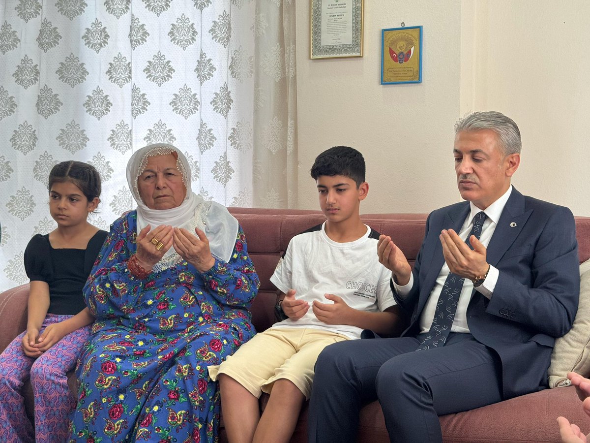 📍Nusaybin/Aziz Şehidimizin Ailesine Ziyaret

Valimiz Sayın <a href="/tuncay_akkoyun/">Tuncay Akkoyun</a> ;
Nusaybin Kaymakamı Evren Çakır, Vali Yardımcısı Hasan Kurt ve beraberindekilerle, Nusaybin İlçemizde Aziz Şehidimiz Emniyet Bekçisi Fevzi Deniz’in ailesine ziyarette bulundular.

<a href="/iletisim/">T.C. İletişim Başkanlığı</a> 
<a href="/TC_icisleri/">T.C. İçişleri Bakanlığı</a>