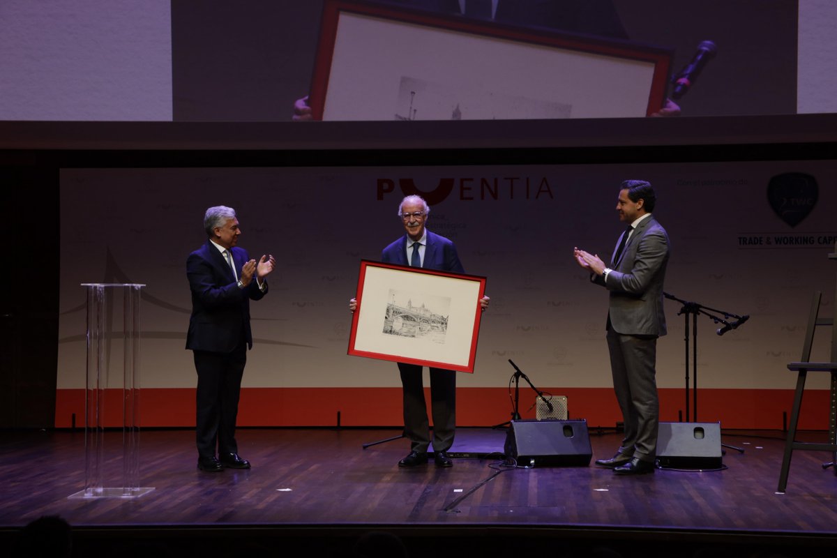 puentia's tweet image. 🎖️ Vicente del Bosque recibe el trofeo y el Puente Enrique Estevan de Salamanca.

Entregan:

🔹 Baihas Baghdadi (Trade World Capital)
🔹 @raulhoz (@Europarl_ES)

📸 Aplauso unánime.

#ValoresQueConectan #PremiosPuentia #VicenteDelBosque