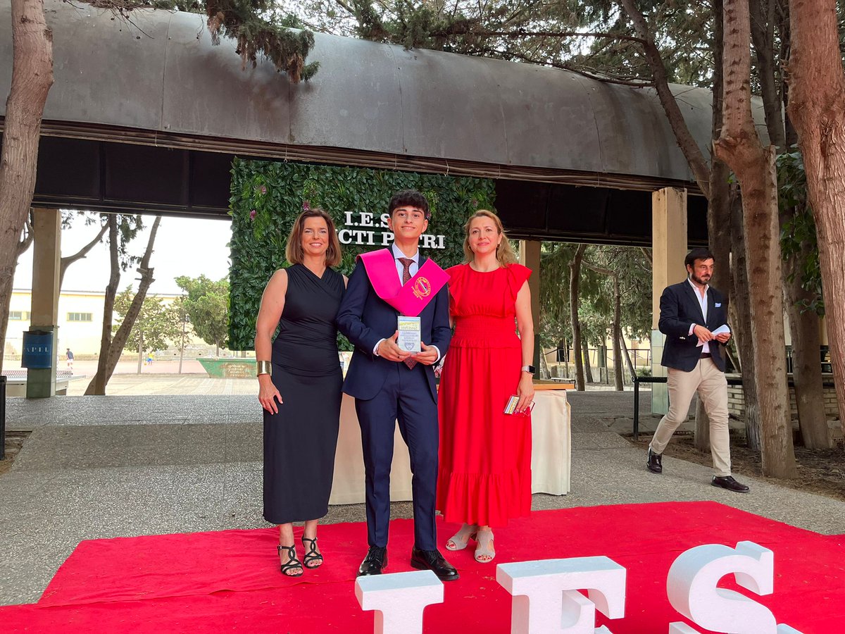 🎓 Ayer fue el turno de 4°ESO. Enhorabuena por completar los cuatro cursos de la Educación Secundaria Obligatoria, una etapa llena de muchos cambios, aprendizajes, experiencias y retos. ¡Felicidades! #iessanctipetri #graduacion