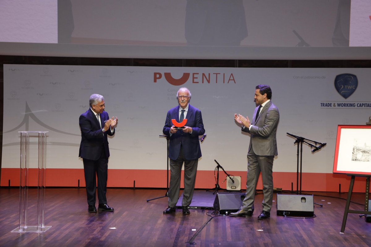 puentia's tweet image. 🎖️ Vicente del Bosque recibe el trofeo y el Puente Enrique Estevan de Salamanca.

Entregan:

🔹 Baihas Baghdadi (Trade World Capital)
🔹 @raulhoz (@Europarl_ES)

📸 Aplauso unánime.

#ValoresQueConectan #PremiosPuentia #VicenteDelBosque