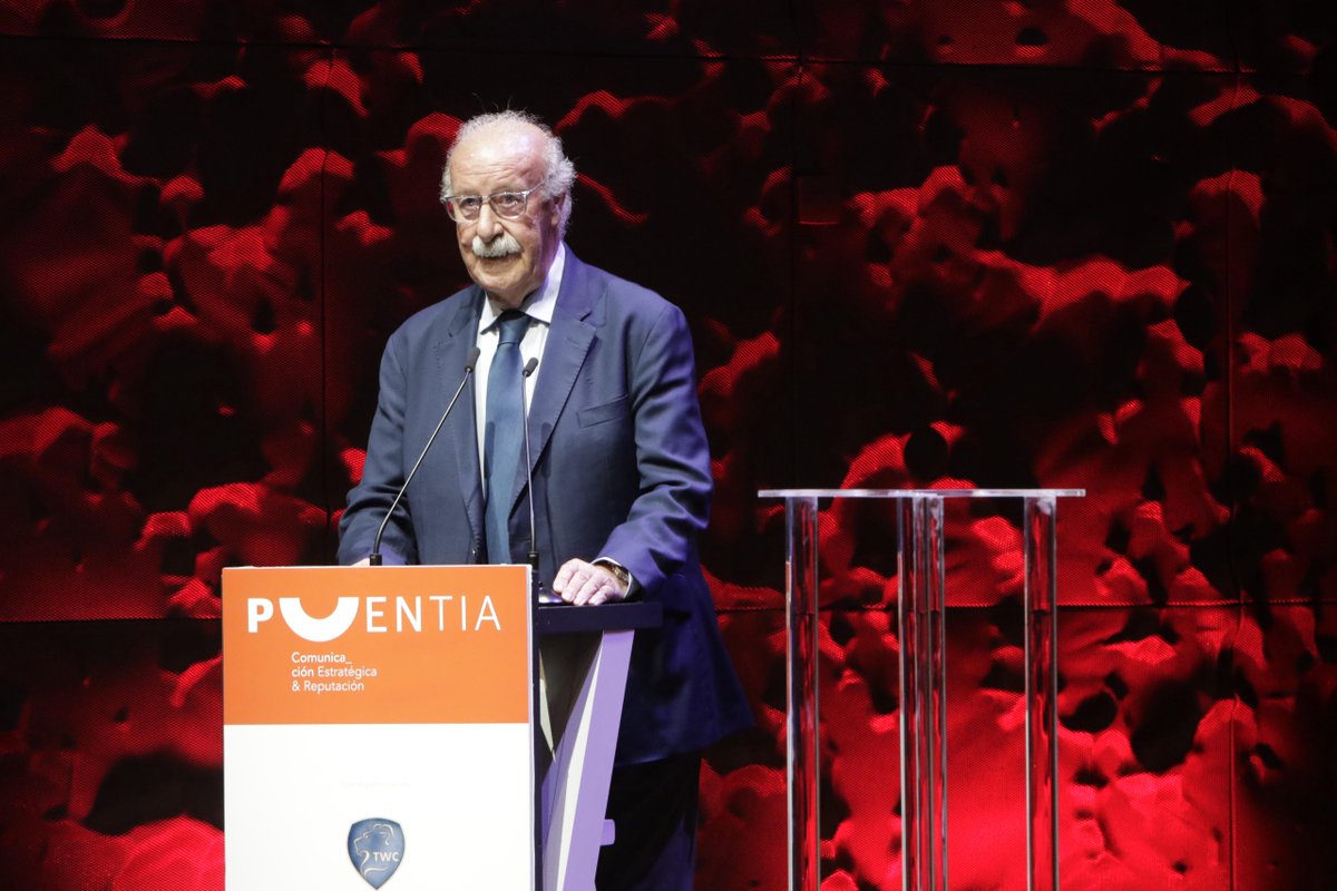 puentia's tweet image. 🎖️ Vicente del Bosque recibe el trofeo y el Puente Enrique Estevan de Salamanca.

Entregan:

🔹 Baihas Baghdadi (Trade World Capital)
🔹 @raulhoz (@Europarl_ES)

📸 Aplauso unánime.

#ValoresQueConectan #PremiosPuentia #VicenteDelBosque