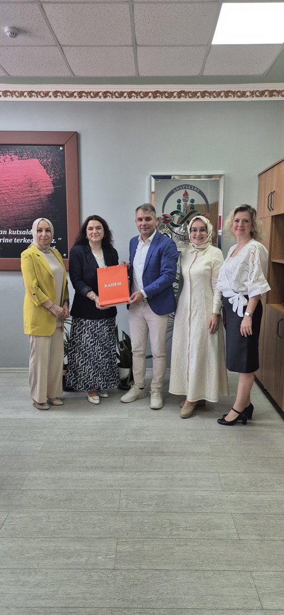 Bugün KADEM Vakfı Sakarya Temsilcimiz Av.Öğr.Gör.Gülben Demircan Babaoğlu ile Yürütme Kurulu üyelerimiz Dr.Öğr.Üyesi Meryem Karataş, Öğr.Gör.Nihal Kocaağa ve Öğr.Gör.Ayşegül Hancı, Adapazarı Halk Eğitim Merkezi Müdürü Sn.Ertuğrul Gül'ü makamında ziyaret etti.  <a href="/AdaHalkEgitim/">Adapazarı Halk Egitim</a>