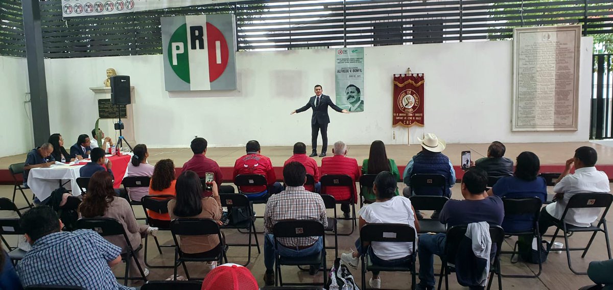 PRIOaxaca_'s tweet photo. Con la dirigencia estatal de la CNC encabezada por @AmandoBohorquez, el secretario general del PRI Oaxaca, @JesusMadridOax, y el delegado del CEN, @Heliodoro_hcde, encabezaron el Curso Estatal de Oratoria “Alfredo V. Bonfil”, fortaleciendo la voz joven de nuestra militancia. https://t.co/rMlgetyaKj