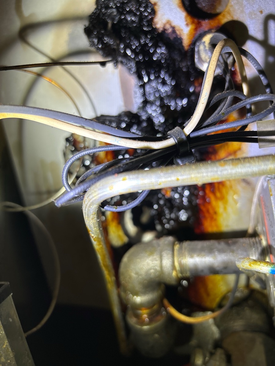JoeHungloRedux's tweet image. "No idea why our deep fryer is smoking..." 🤷‍♀️

#ServiceTechLife