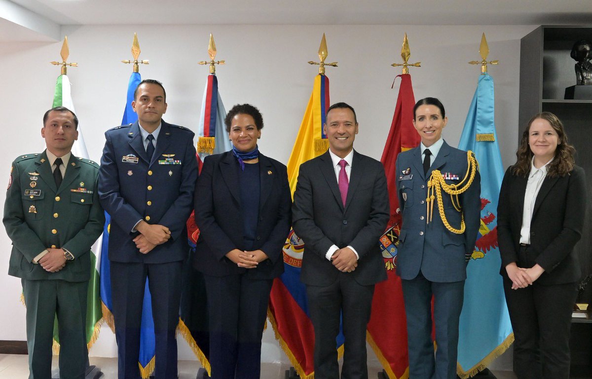 Canada en Colombie (@canadacolombie) on Twitter photo L'ambassadrice <a href="/efwilliams1/">Elizabeth Williams</a>, accompagnée de l'attachée adjointe à la défense et de l'attachée commerciale, a rencontré le ministre <a href="/PedroSanchezCol/">Pedro Arnulfo Sanchez S. Orgullosamente Colombiano</a> <a href="/mindefensa/">Mindefensa</a>. Une rencontre essentielle pour renforcer la coopération et les relations bilatérales dans le secteur de la défense🇨🇦🇨🇴 L'ambassadrice <a href="/efwilliams1/">Elizabeth Williams</a>, accompagnée de l'attachée adjointe à la défense et de l'attachée commerciale, a rencontré le ministre <a href="/PedroSanchezCol/">Pedro Arnulfo Sanchez S. Orgullosamente Colombiano</a> <a href="/mindefensa/">Mindefensa</a>. Une rencontre essentielle pour renforcer la coopération et les relations bilatérales dans le secteur de la défense🇨🇦🇨🇴
