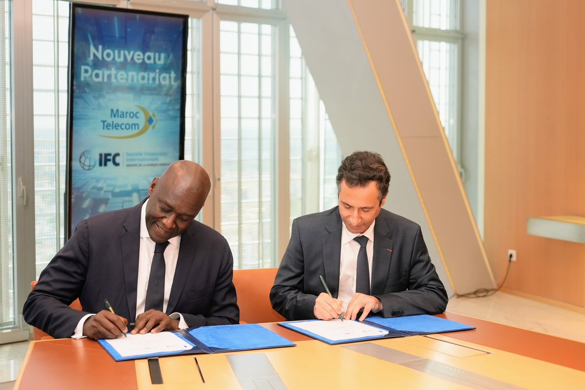 Diop_IFC's tweet photo. Soutenir les champions régionaux et renforcer les investissements sud-sud sont des priorités stratégiques pour @IFC_fr. Ravi d’avoir signé aujourd’hui, avec Mohamed Benchaaboun, directeur général de @Maroc_Telecom, un partenariat de financement de 370 M€ pour accélérer la connectivité numérique en #Afrique — au service de l’inclusion et du développement.