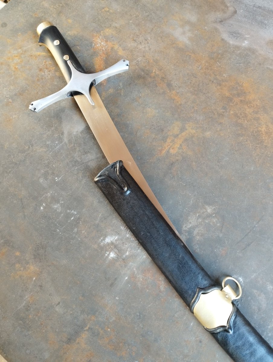 I'll let the scabbard settle for a few days and check back on it to see if I need to tweak anything. I didn't do an open-back scabbard for years now, but it turned out pretty okay.