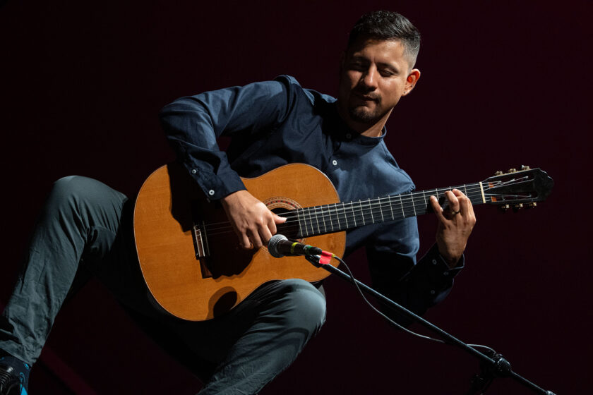 🎸✨ Originario del estado de Nuevo León, el maestro Eddy Ramírez ha participado en decenas de Festivales Internacionales y estará dando una clase magistral en el #CCUBUAP

INSCRIPCIONES ABIERTAS
bsu.buap.mx/fmo