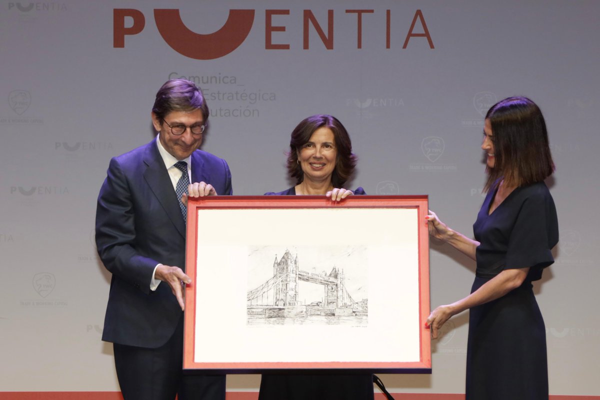 puentia's tweet image. 🎖️ Eva Castillo recoge su premio junto al Tower Bridge, símbolo de liderazgo global.
Entregan:
🔹 José Ignacio Goirigolzarri, expresidente de @caixabank
🔹 @cburzako, CEO de @Movistarplus
📸 Admiración total.
#PremiosPuentia #EvaCastillo #Liderazgo