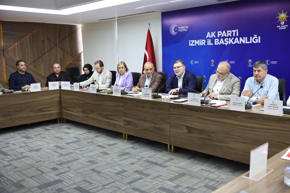 Yönetim Kurulu Toplantımızı İl Başkanlığımızda gerçekleştirdik. Saha çalışmalarımız, faaliyetlerimiz ve gündeme ilişkin konular hakkında değerlendirmelerde bulunduk. 

AK Parti İzmir ailesi olarak, sevdamız İzmir’imiz için yorulmadan çalışmaya, hizmet yolunda daha büyük adımlar