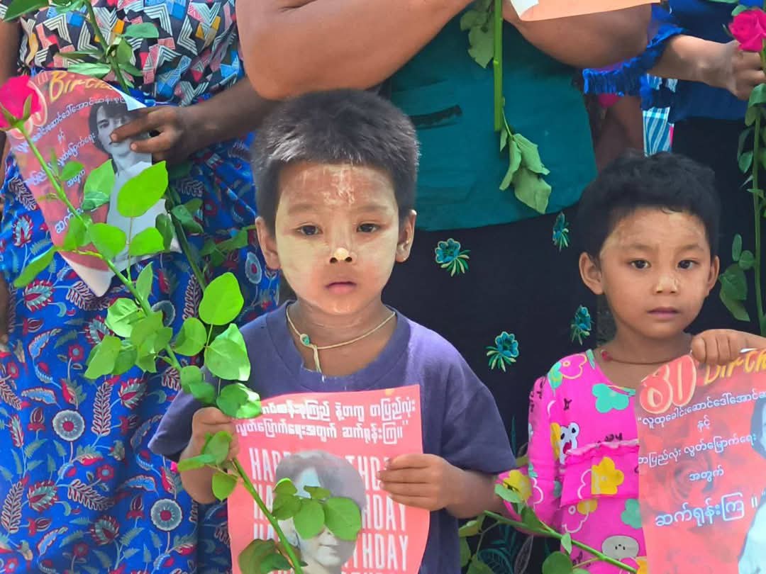 naingnaingaung's tweet photo. Today in Sagaing, the Monywa-Amyint Road Strike Committee held a #FlowerStrike for Myanmar National Leader Daw Aung San Suu Kyi’s 80th birthday. Their poster: “Continue the struggle for freedom of the entire nation — including Daw Aung San Suu Kyi.” ✊🌸 #FreeASSK
#2025Jun19Coup https://t.co/OVixypS4O5