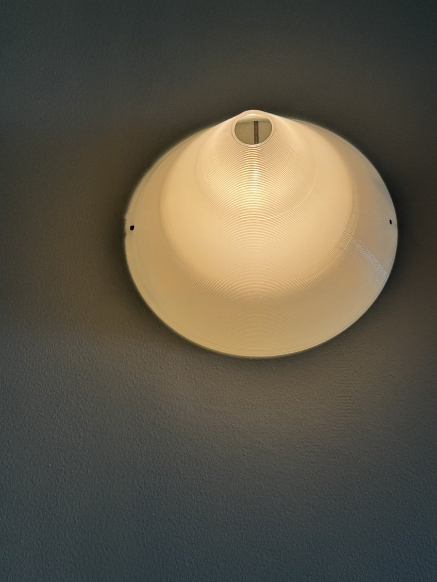 Mihin menemme? 3D-tulostettu, sokeriruosta tehty lampunvarjostin.

Muovinkorvike voi olla kaunis.

Ja kestävä.

Ja kotimainen.

Design JA valmistus Jesse Pietilä.

#design #recycling #suomi