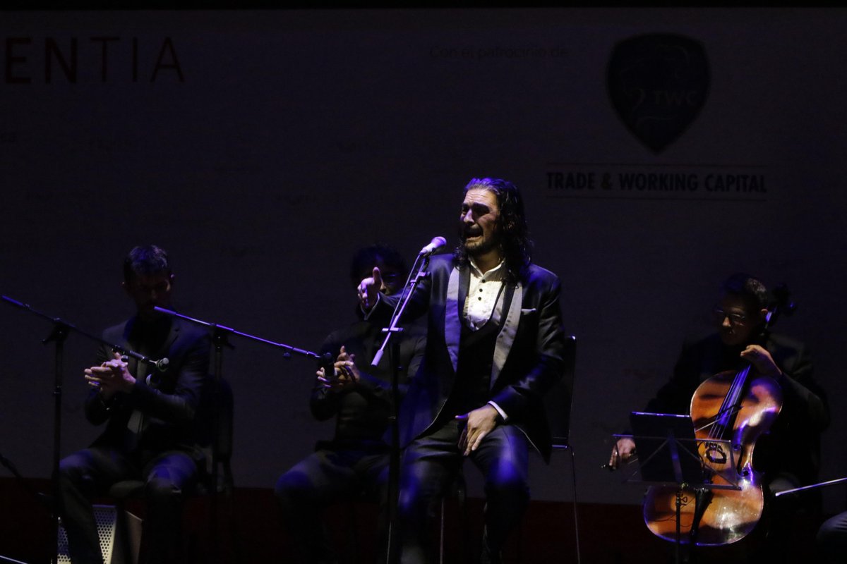 puentia's tweet image. 💃 @EduHidalgo y su grupo nos regalan fuerza, arte y emoción en el escenario.
Así celebramos la llegada de Puentia a Andalucía.
#Flamenco #PremiosPuentia #CulturaEmpresarial