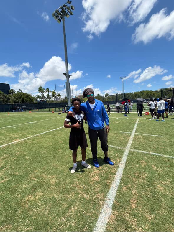 pbu_derick's tweet photo. Blessed to meet Coach Teddy Bridgewater today.A real one giving back to the next generation.Soaking up knowledge and staying ready. 🙏🏽
#SouthFloridaFootball #ClassOf2026 #DBMindset #blessed #restorelakes https://t.co/aeYb8SkHlc