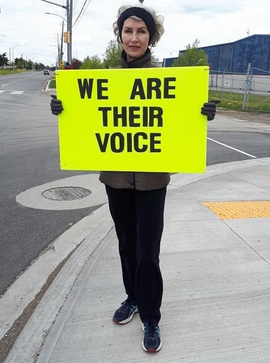 Se cumplen 5 años de la muerte de Regan Russell, activista de <a href="/TorontoPigSave/">TorontoPigSave</a>.

Regan fue atropellada por un camión de transporte de animales a las afueras de un matadero.

Queremos reivindicar el recuerdo de Regan y el de otras personas que murieron por defender a los animales