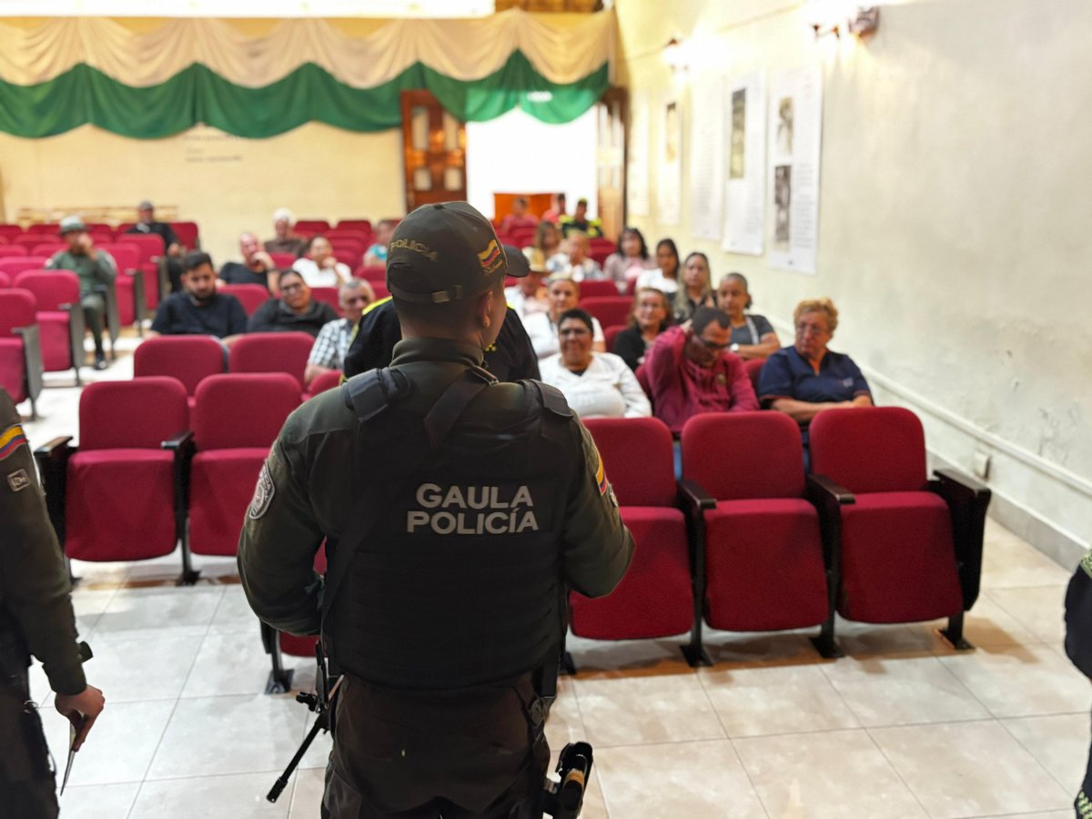 Policiantioquia's tweet photo. En #SantoDomingo, nuestro grupo @GaulaPolicia, en articulación con @ProteccionPonal y Policía Comunitaria, realizó conferencia preventiva con comerciantes y adultos mayores sobre extorsión y secuestro. Difundimos medidas de autoprotección, línea 165 y el mensaje: ¡Yo no pago, yo denuncio! 📲🚨