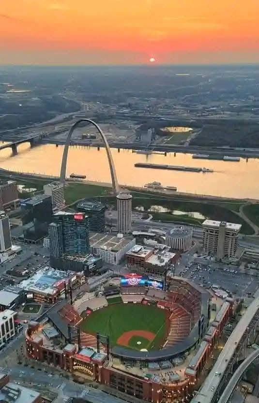Busch Stadium with the arch in the background 😍