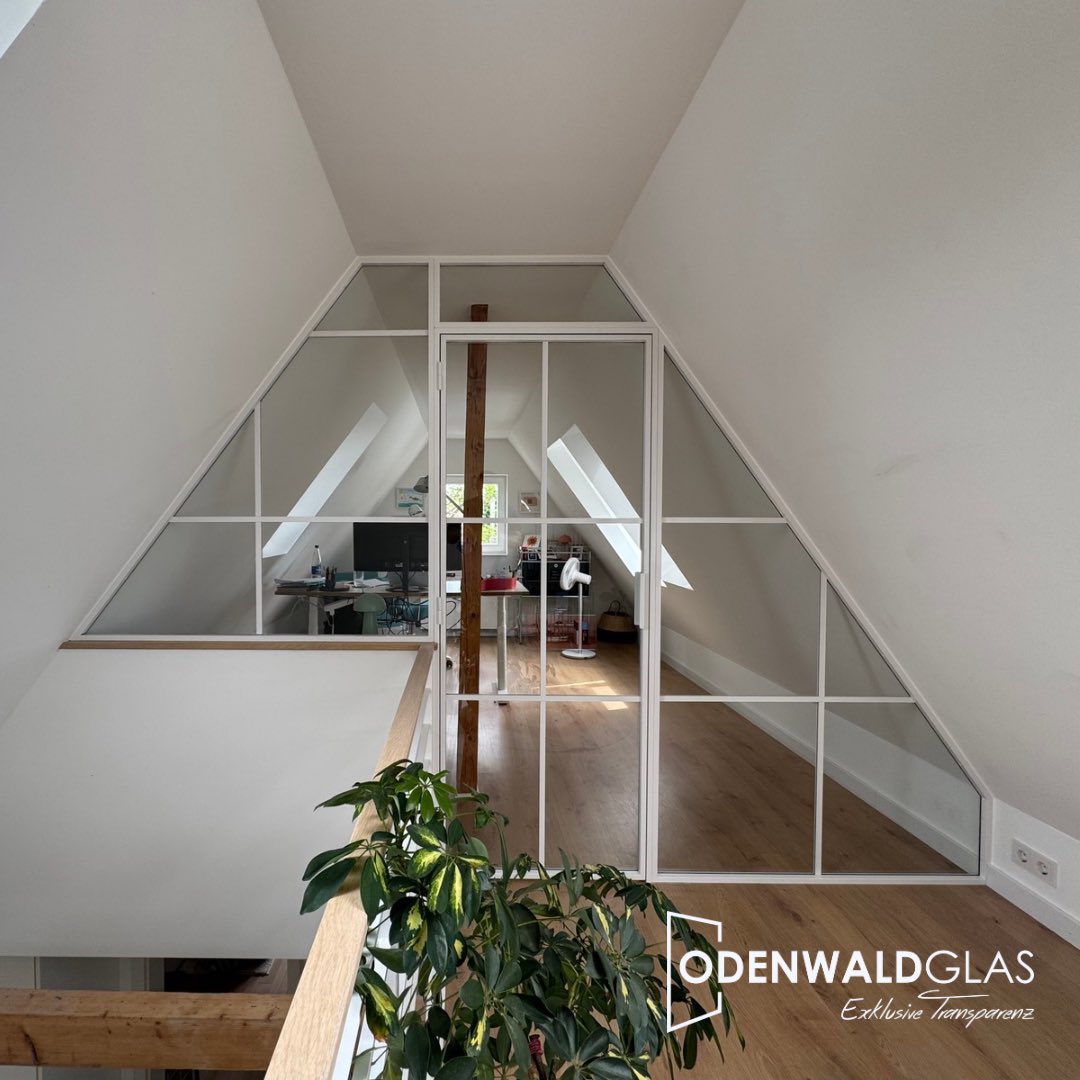 glasinnovation's tweet image. Industrial Design mit Gefühl.
Geplant, gezeichnet &amp;amp; montiert von ODENWALDGLAS – ein Loftelement wie aus einem Guss. RAL 9003 matt. Inklusive Tür. Perfekt angepasst an die Dachschräge.
Form. Funktion. Emotion.
#Odenwaldglas #LoftStyle #InteriorDesign #Stahlrahmen #Glaswand