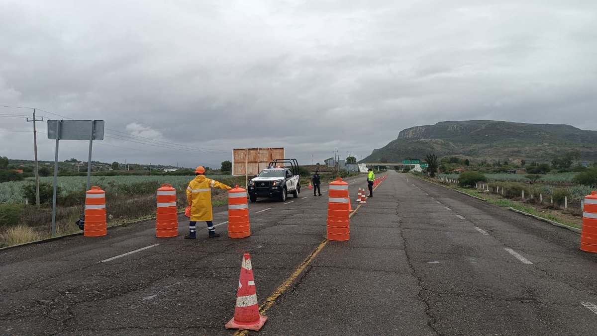 🚧 #AlertaVial | Plan AVE activado
La <a href="/PolVial_GobOax/">Policía Vial Estatal</a> implementó el Plan de Atención Vial en Emergencia en la autopista Mitla–Tehuantepec, tras los derrumbes provocados por el #HuracánErick. #Oaxaca 

⚠️ Cierre total en los km 41 y 44 por deslizamientos.