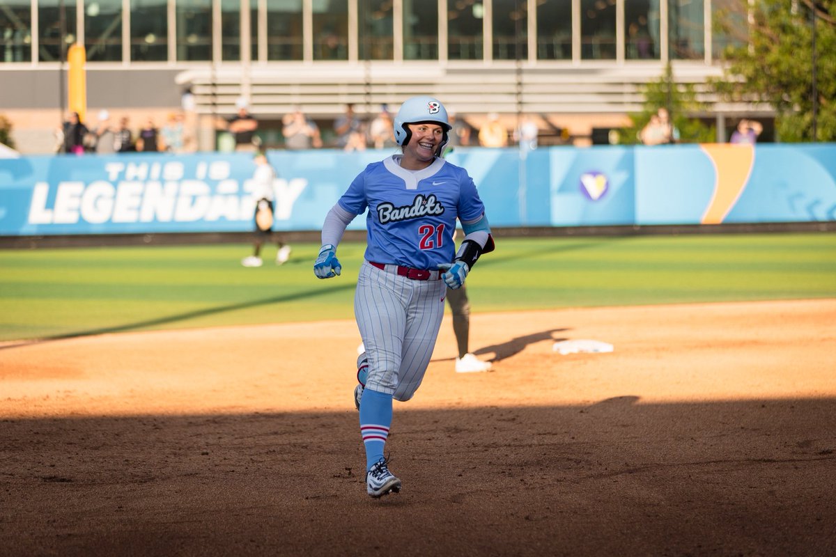 ERIN COFFEL 🤠

<a href="/erincoffel5/">Erin Coffel</a> plates the first run with a RBI double to kickoff the 1st inning.

Bandits lead 1-0 with a runner at 3rd 👀