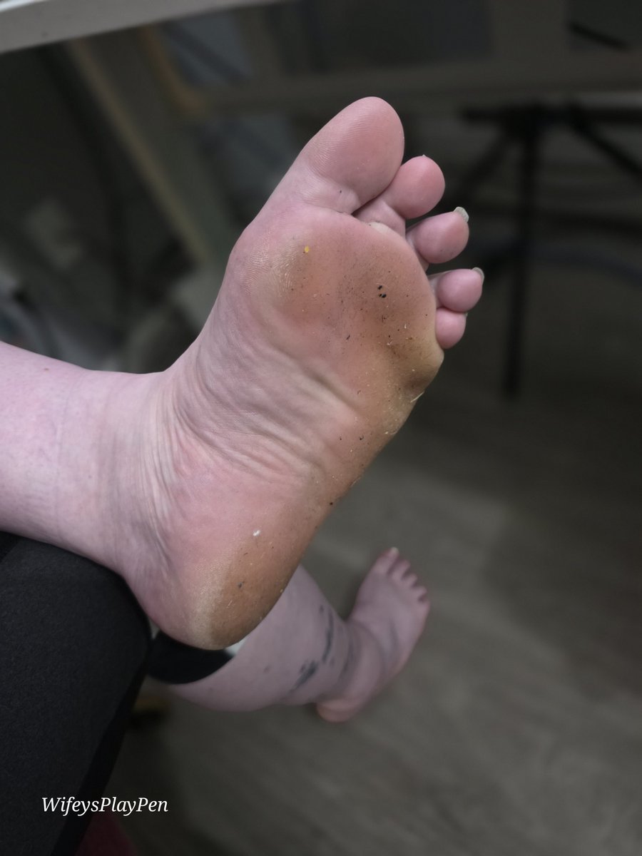 Who's hungry? Sweaty soles sprinkled with floor grime 🤤😋