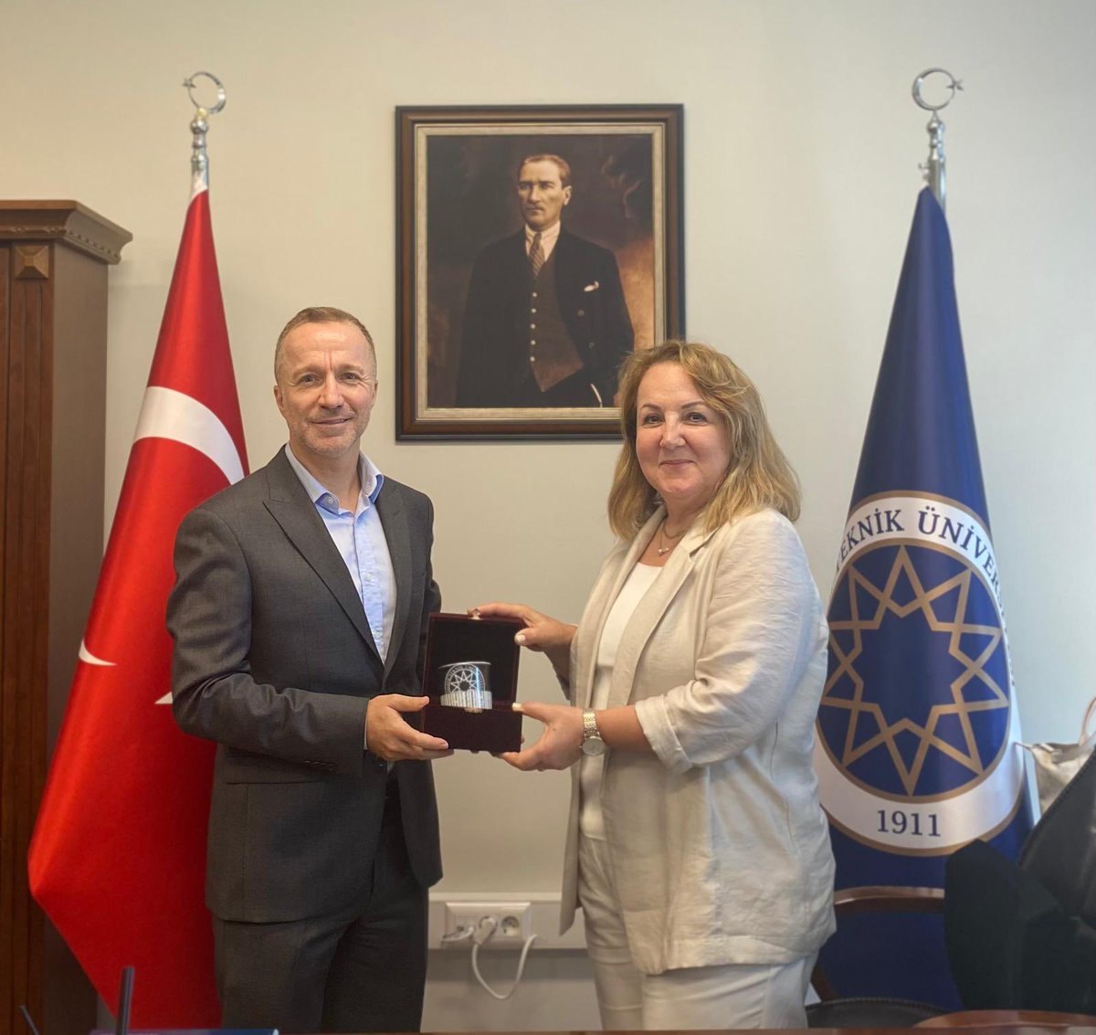 YtuMakFakultesi's tweet photo. Amerika Southern Illinois Üniversitesi’nde görev yapan mezunumuz Prof. Dr. Serdar Çelik “Enerji ve Sürdürülebilirlik” başlıklı semineriyle fakültemizde ağırlamaktan büyük onur duyduk. Kendisinin değerli bilgi ve deneyimlerini bizlerle paylaşması, akademisyenlerimiz ve https://t.co/GDhUKq2QYr