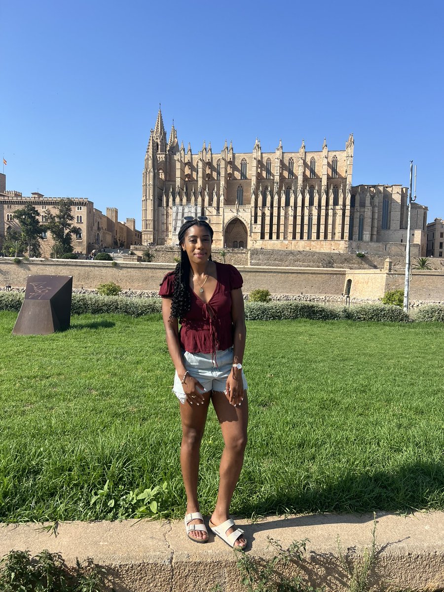 Took a little trip… can anyone guess what monument is behind me? ✈️🤔
(Bonus points if you’ve been here before!)