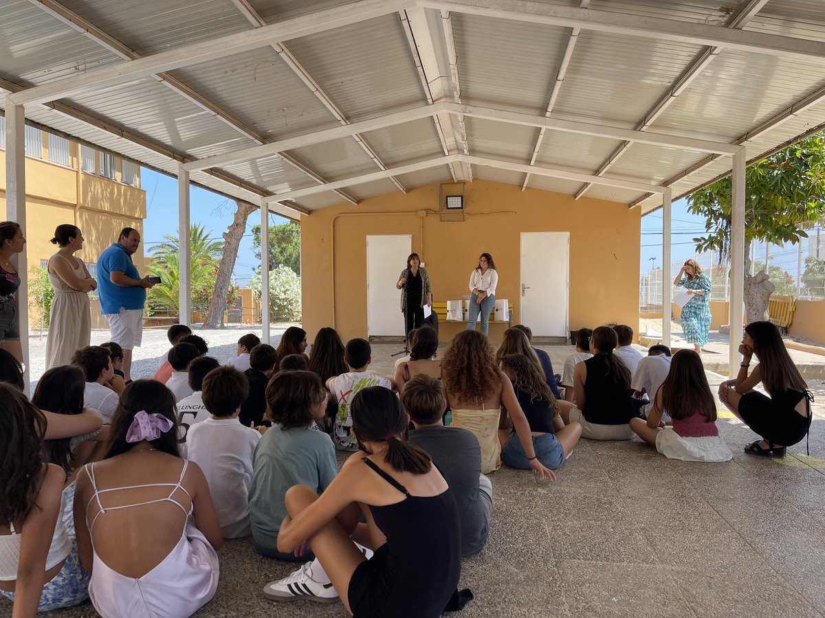 Conselleria de Presidència i Adm. Públiques (@presidenciagoib) on Twitter photo En total el <a href="/goib/">Govern de les Illes Balears</a> ha entregat 13 premis als millors dibuixos a Mallorca, Menorca, Eivissa i Formentera. I ara, aquestes obres d’art fetes per alumnes de sisè de primària seran les que il·lustraran el nou calendari.
Enhorabona a tots! En total el <a href="/goib/">Govern de les Illes Balears</a> ha entregat 13 premis als millors dibuixos a Mallorca, Menorca, Eivissa i Formentera. I ara, aquestes obres d’art fetes per alumnes de sisè de primària seran les que il·lustraran el nou calendari.
Enhorabona a tots!