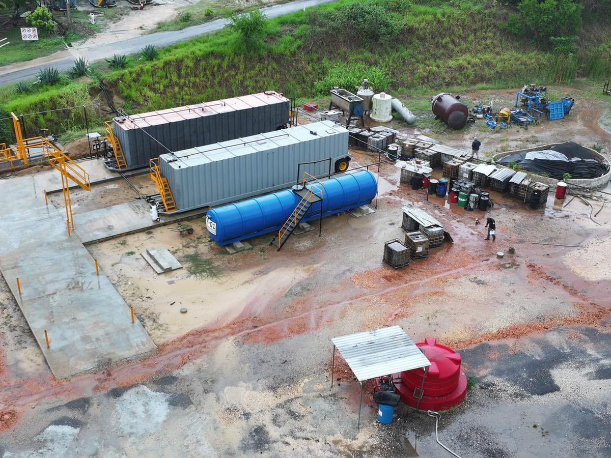 GuacamayanLeaks's tweet photo. Se ubicó una operación clandestina, en Coatzacoalcos, Veracruz, para producir diésel artesanal o alternativo, nafta ligera o solventes y aceites tratados o combustóleo ligero de manera ilegal.

Pero con @lopezobrador_ nadie veía nada. https://t.co/Euwi8zjhjY