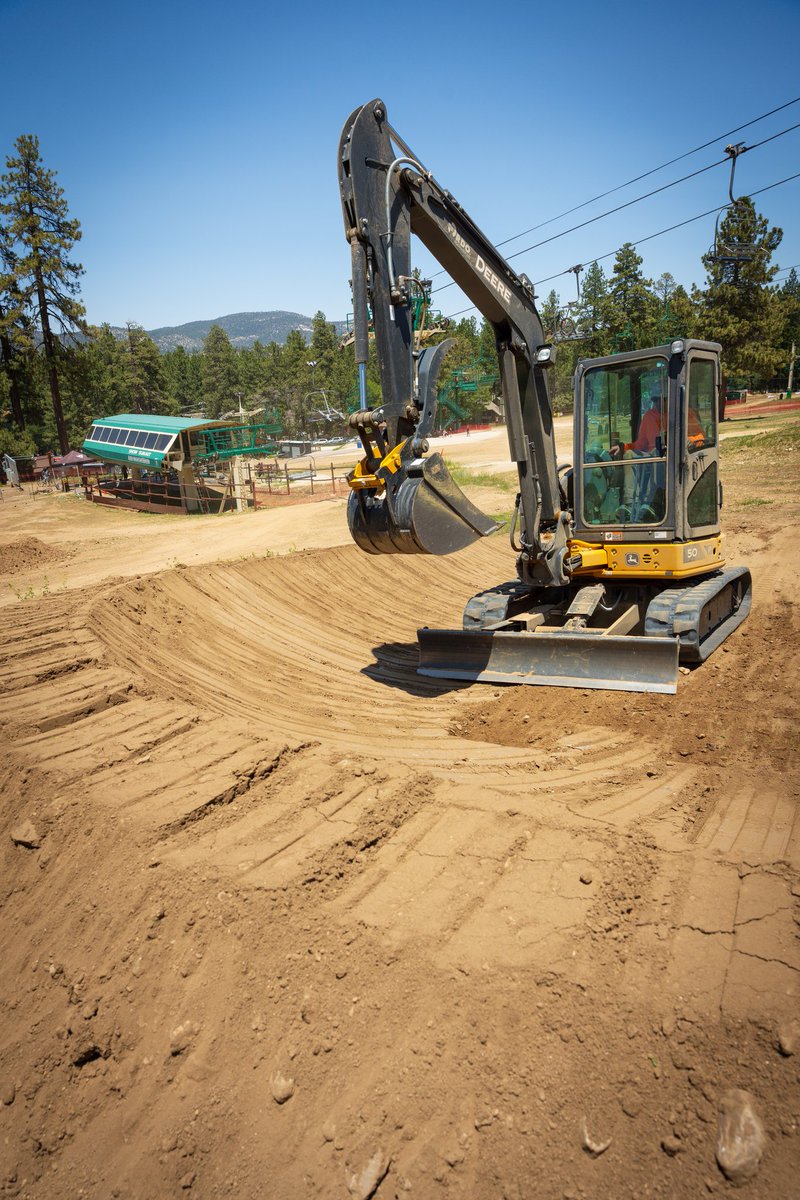 Average Joe's is OPEN 👏
Find it in the base area at
 🟢#SnowSummit