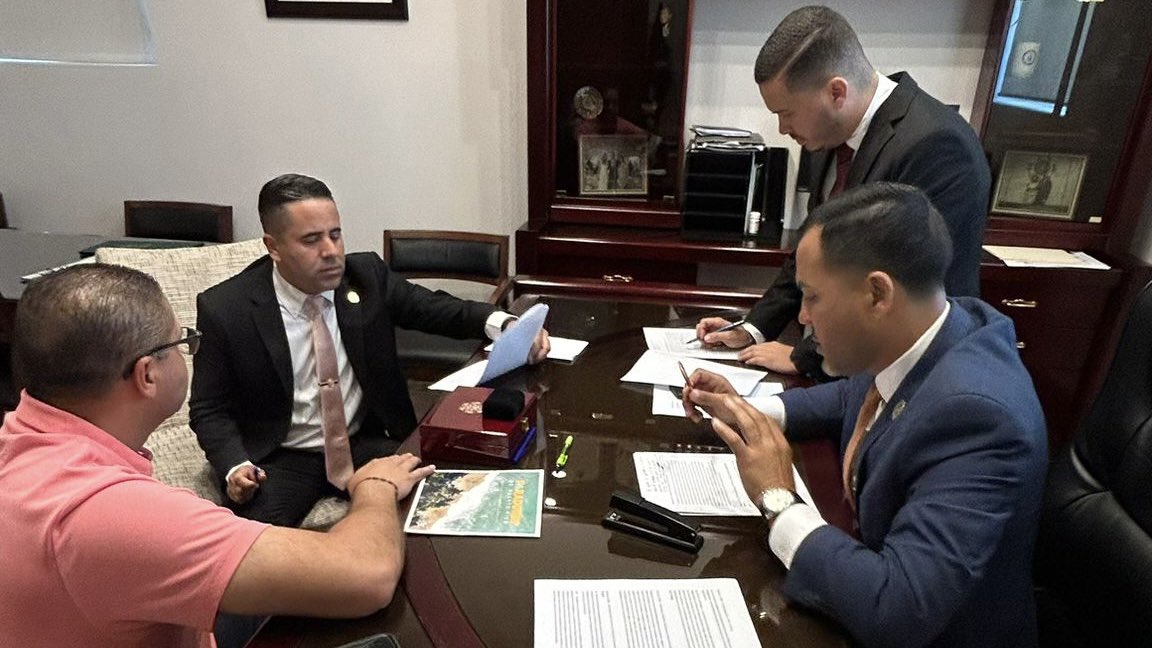 Hoy sostuvimos una productiva reunión con el alcalde de Naranjito, Orlando Ortiz, el representante Axel "Chino" Roque  y el senador Rafy Santos. Dialogamos sobre iniciativas legislativas en beneficio de Naranjito y de todos los municipios de nuestro distrito.

El trabajo en