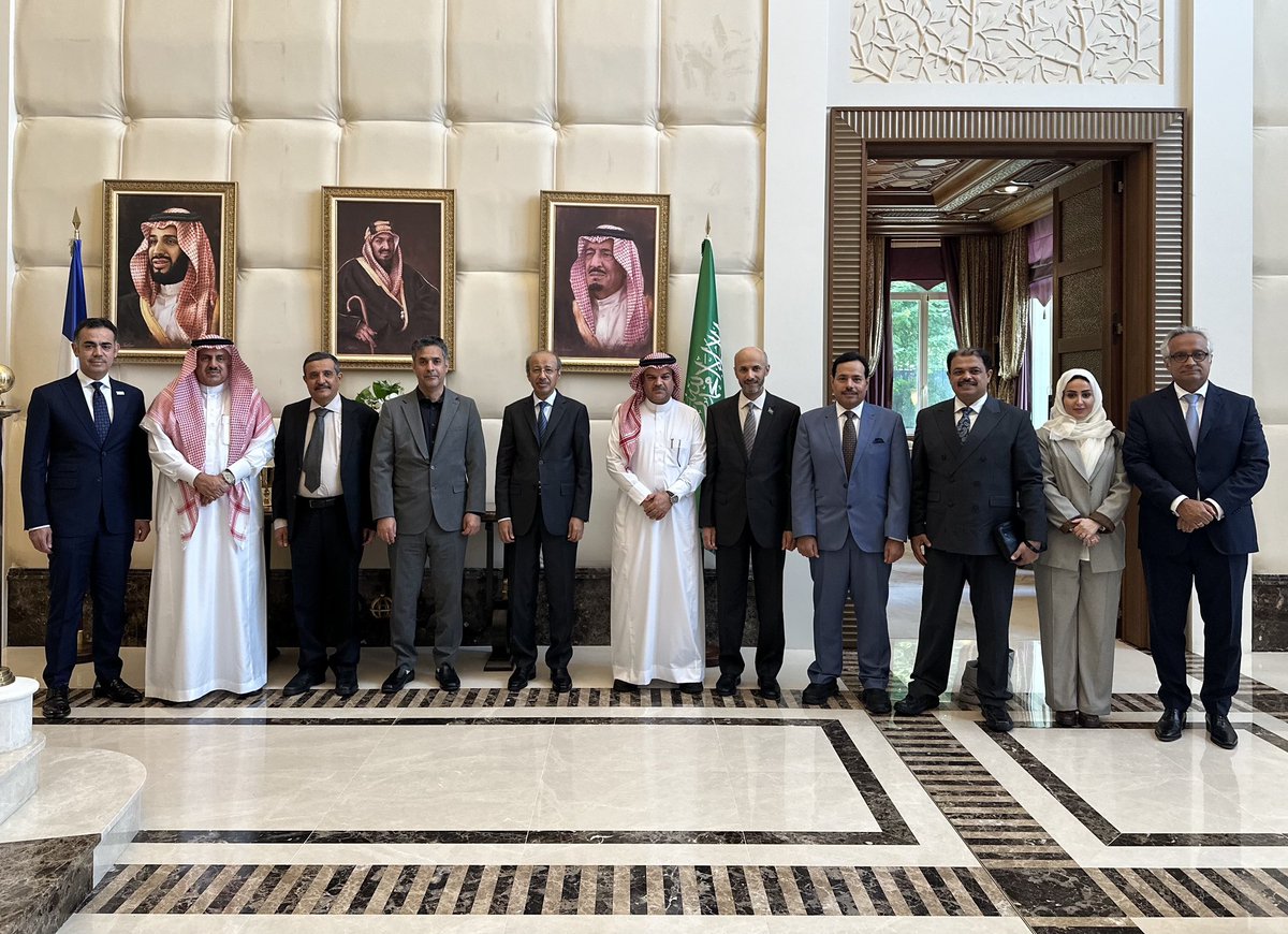 أقام سعادة سفير خادم الحرمين الشريفين فهد الرويلي <a href="/Fahadalrwaily/">فهد بن معيوف الرويلي Fahad Alruwaily</a> مأدبة غداء على شرف وفد مجلس شؤون الجامعات بالمملكة، والذي يقوم حالياً بزيارة عمل إلى #فرنسا ضمن أطر التعاون العلمي والأكاديمي بين البلدين الصديقين🇫🇷🇸🇦