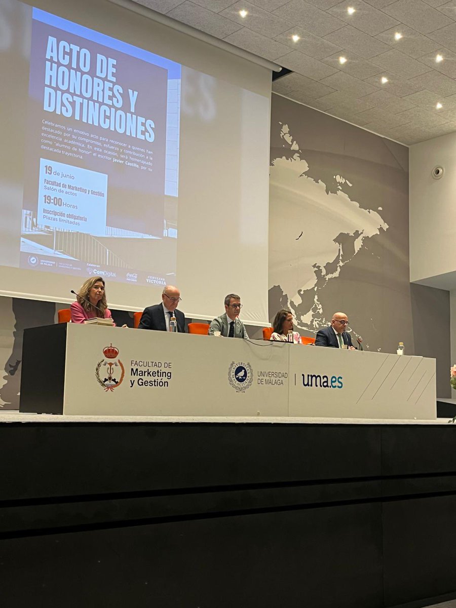 Todo preparado para el acto de honores y distinciones