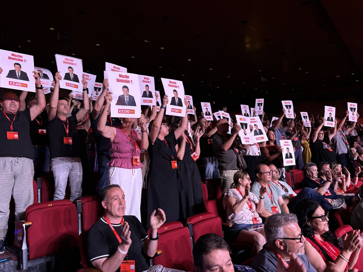 FSS CCOOPV (@sanitat_ccoopv) on Twitter photo La delegación de <a href="/ccoopv/">CCOO País Valencià</a> y los y las congresistas del País Valencià en otras delegaciones gritan #mazondimissió en el #13CongresoCCOO
Exigimos justicia para las víctimas La delegación de <a href="/ccoopv/">CCOO País Valencià</a> y los y las congresistas del País Valencià en otras delegaciones gritan #mazondimissió en el #13CongresoCCOO
Exigimos justicia para las víctimas