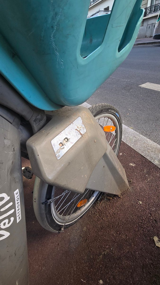 Hey <a href="/velib/">Vélib' </a> et si vous communiquiez sur l'absence d'électricité dans les bornes plutôt que de nous pipoter avec vos agents qui viendraient réparer les velibs electriques à pb? Ce serait pas plus honnête? Au lieu de vous faire insulter...