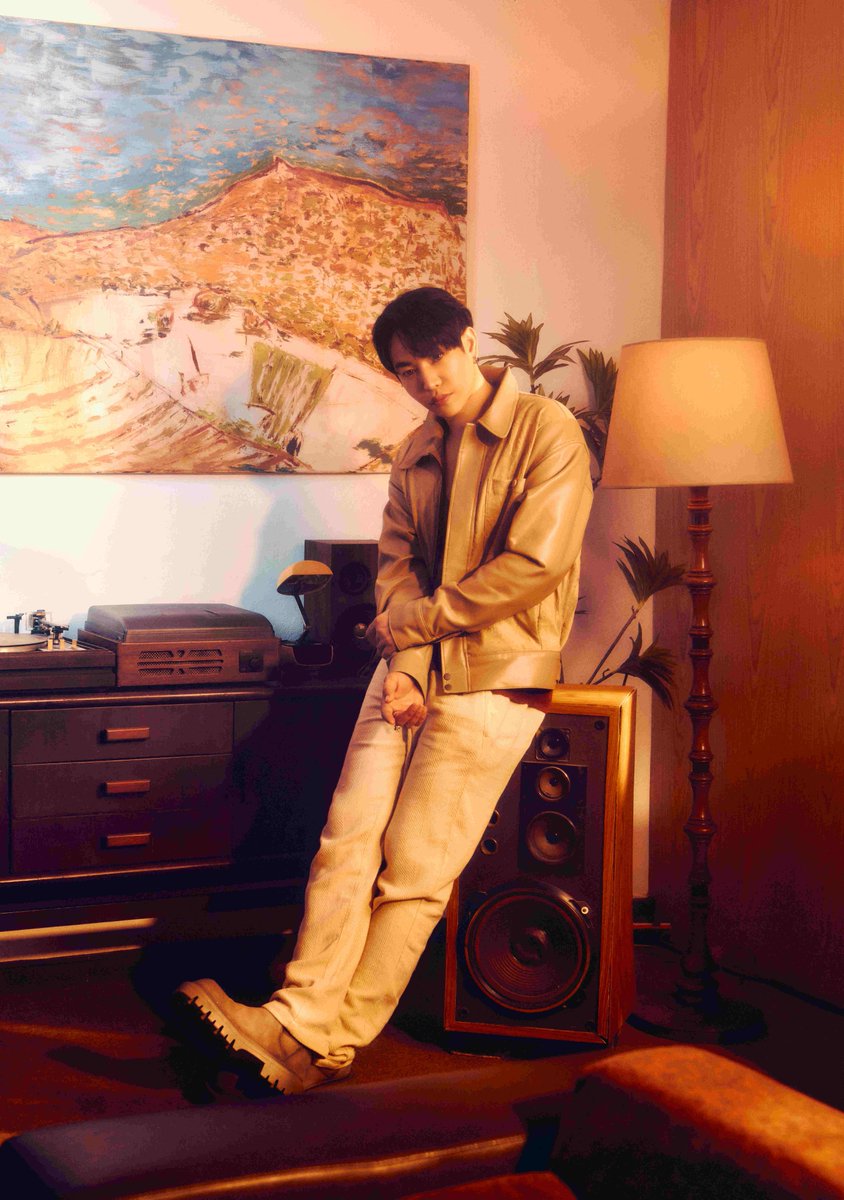 SuperstarnewsTH's tweet photo. ทุ่มสุดตัว ขอโอกาสอีกครั้ง! "รักกันครั้งสุดท้าย (One More Time)" เพลงรัก ฟูมฟาย เปิดอัลบั้มใหม่ จาก "เป๊ก ผลิตโชค"

คัมแบคล่าสุดพร้อมซิงเกิลใหม่... "เป๊ก-ผลิตโชค อายน​บุตร" ซุปเปอร์สตาร์ขวัญใจ​มหาชนกับเสียงร้องสไตล์ R&B ที่เป็นเอกลักษณ์ ใครได้ยินก็รู้ว่า “นี่แหละเสียงของเป๊ก!” กลับมาพร้อมเพลงเศร้า เหงา อ้อนวอนแบบฟูมฟายที่หลายคนอาจต้องมีน้ำตาซึมโดยไม่รู้ตัว

“รักกันครั้งสุดท้าย (One More Time)” พูดแทนความรู้สึกของใครหลายคนที่เพิ่งรู้ว่าการเสียใครสักคนไป คือบทเรียนสำคัญว่ารักนั้นมีค่ามากแค่ไหน บรรยากาศของเพลงเต็มไปด้วยความคิดถึง เงียบเหงา และคำถามในใจว่า “ถ้าเราขอให้เธอกลับมา…จะยังทันอยู่ไหม?”

ท่อนฮุก “กลับมาได้ไหม…ขอให้เราได้รักกันครั้งสุดท้าย” สะท้อนความรู้สึกของคนที่ยังไม่พร้อมปล่อยมือ และอยากขอโอกาสอีกครั้ง แม้จะเป็นครั้งสุดท้ายก็ตาม

เป๊กเล่าให้ฟังว่า "เพลงนี้มันคือความรู้สึกที่เราอยากบอกกับคนที่เรารัก คนที่เราแคร์ คนที่ห่วงใย คนที่จากไปไม่ได้อยู่กับเรา กลับมาได้ไหม? มันจะดีมากถ้าเราได้กลับมารักกันอีกครั้ง เป็นอีกหนึ่งเพลงที่ผมร้องแล้วรู้สึกว่า ทำไมมันเศร้าขนาดนี้นะ... ผมภูมิใจมากๆ กับเพลงนี้เพราะผมทุ่มเท ใช้เวลากับการทำเพลงนี้มากจริงๆ  มีส่วนร่วมทุกขั้นตอนในการทำเพลง ได้ร่วมงานกับเพื่อน โจ๊ก เกียรติ​ยศ, ส้ม มารี, พี่กบ วง DOS และคนทำงานใหม่ๆ ที่เพิ่งมีโอกาสได้ร่วมงานกันอีกหลายคน ทุกคนเต็มที่กับมันมาก แฮปปี้มากๆ กับการทำงานทุกอย่างจนเป็นเพลงนี้ให้ทุกคนได้ฟังกัน ส่วนเอ็มวีอีกไม่นานคงได้ดูกัน รอติดตามนะครับ"

เตรียมเปิดโหมดคิดถึง แล้วกด Repeat ไปพร้อมกันได้เลยที่ ทุกสตรีมมิงแพลตฟอร์ม

#รักกันครั้งสุดท้าย
#OneMoreTime
#PeckPaLitChoke
#เป๊กผลิตโชค
#WhiteMusicRecord
#GMMMusic
