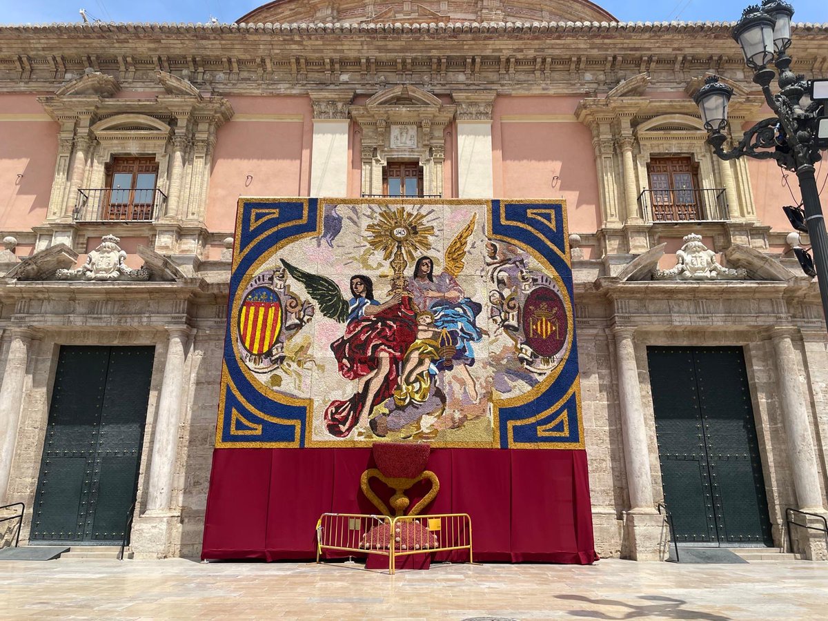 🏵️Un tapís de 180 quilos i el pregó del #CorpusVLC marquen l'inici de la festa. La peça pot vore's des de hui a la 📍pl. de la Mare de Déu.
🔶Roques que eixiran: Els carros triomfals del Sant Calze, la Verge dels Desemparats i el Patriarca.
➡️Programació: f.mtr.cool/regjllelhr