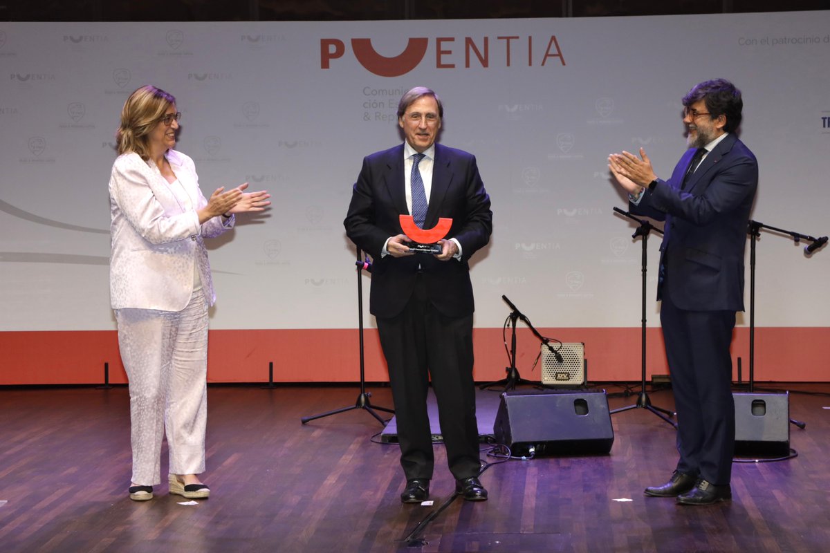 puentia's tweet image. 🎖️ Tomás Pascual recibe el Puente Mayor de Aranda de Duero: símbolo de raíces firmes y mirada al futuro.
Entregan:
🔹 @angelesarmisen, presidenta de @diputacionPalen 
🔹 @alvaroeluas, DG de @puentia 
📸 Aplausos a una forma de liderar que equilibra tradición e innovación.
