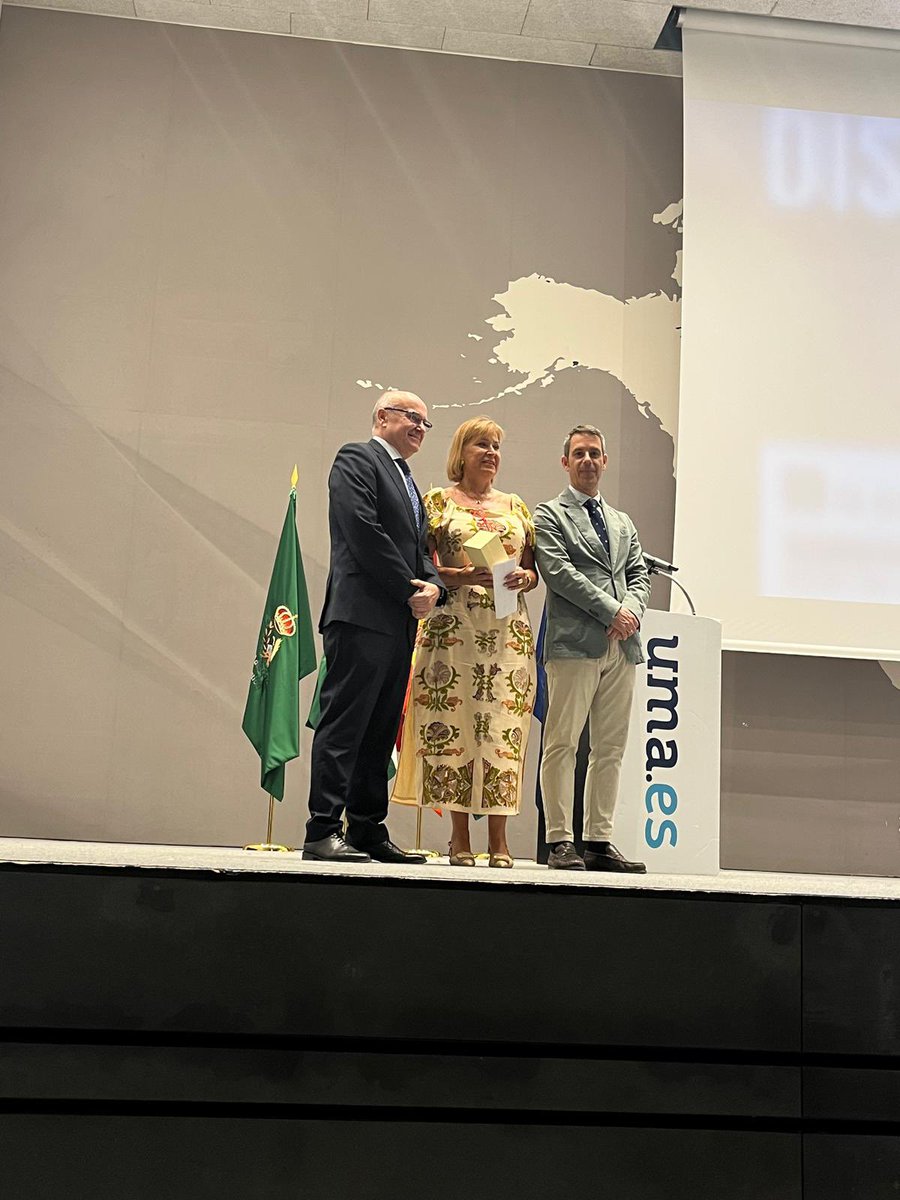 Momento emotivo en el que se entrega el premio a la Profesora Julia Martín Armario, recientemente jubilada.