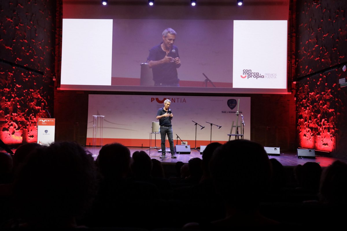 puentia's tweet image. 🎭 @Danidelacamara  toma el escenario para recordarnos que el humor también construye puentes.
💬 Risas, complicidad y un momento de frescura que nos conecta desde otro lugar.
#PremiosPuentia #HumorEmpresarial #ComunicaciónQueConecta