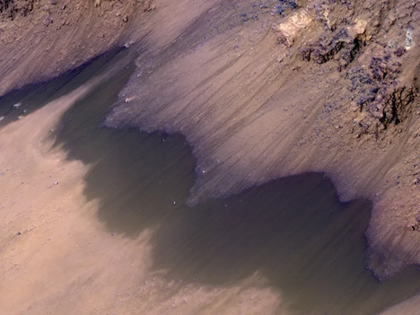 USGS_AstroGeo's tweet image. While planetary science researchers have theorized that water might exist in a variety of settings on Mars, NASA’s InSight lander has provided new data that indicate large volumes of water beneath Mars’ crust. Learn more here: usgs.gov/centers/astrog…
