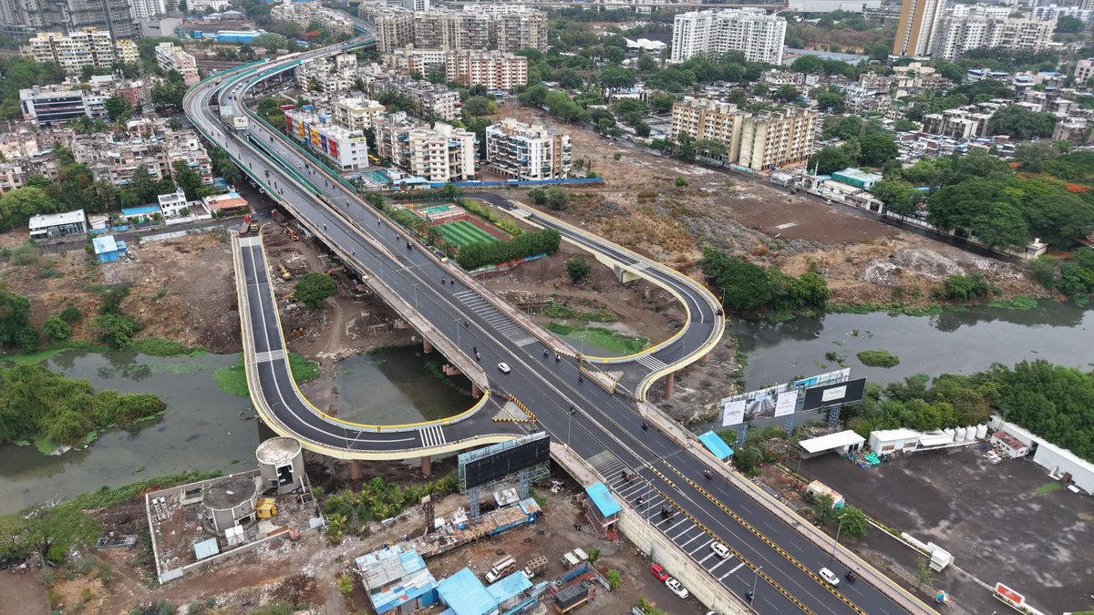 Pune24x7's tweet image. Ramp loop added to the St. Mother Teresa bridge in #PCMC. Expected to aid traffic congestions and smoother flow between Pimpri and Kalewadi Phata.