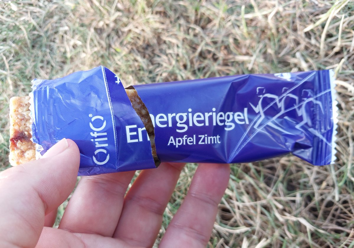 EPA Riegel. Etwas zu süß, aber in Ordnung 😋 die Sonne knallt jetzt mehr so und ich starte gleich zu den nächsten 10km🙂