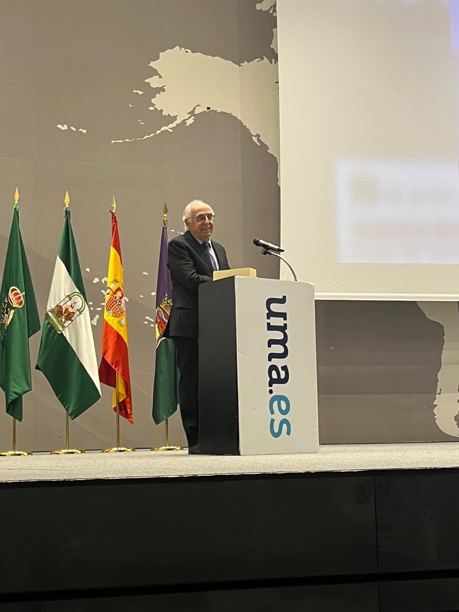 Otro emotivo reconocimiento al también recién jubilado y profesor de esta facultad Salvador Ruiz Molina.