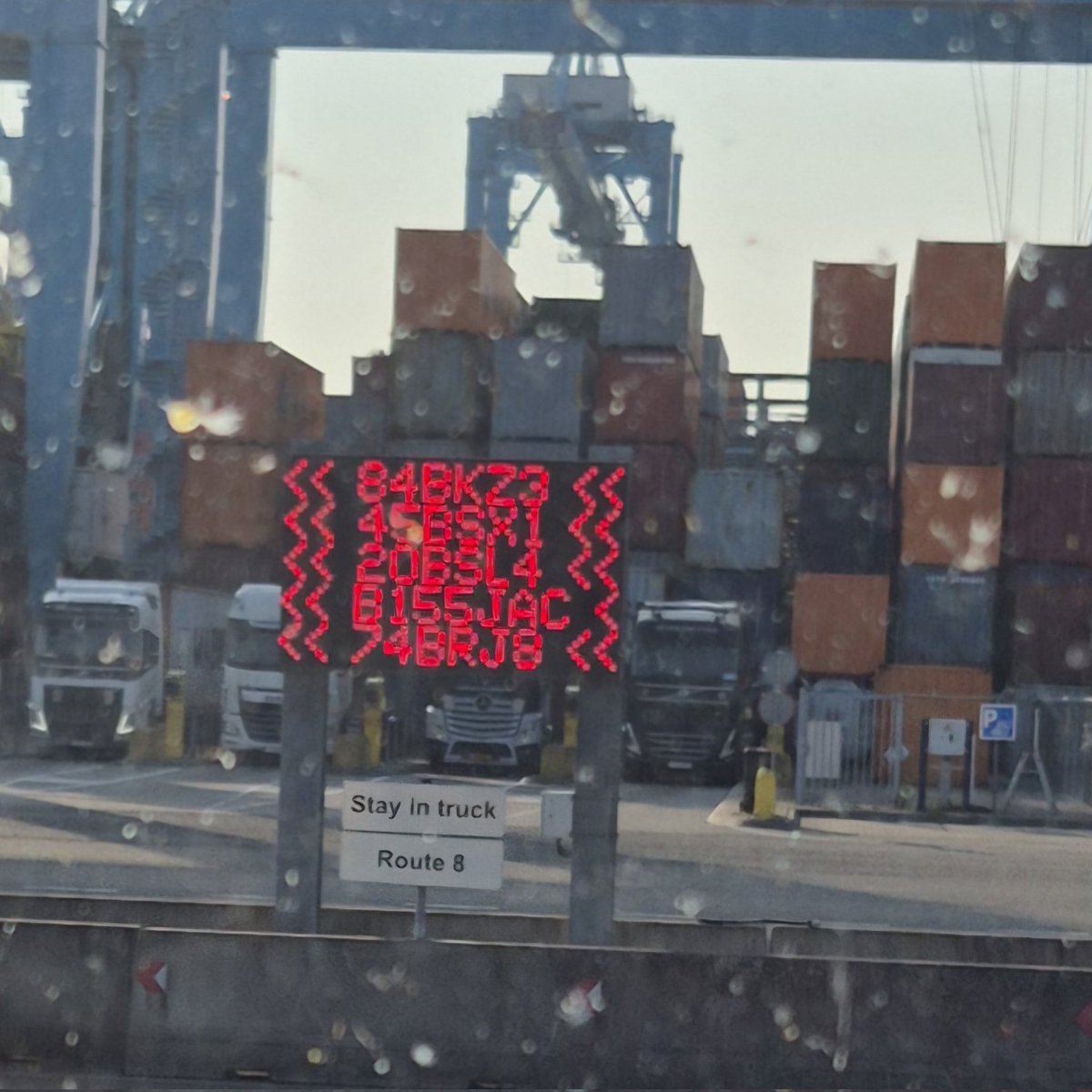 WalterHornung's tweet image. Afijn sta nu op de wachtplaats te wachten tot mijn kenteken op het scherm komt 🤔 #APM2