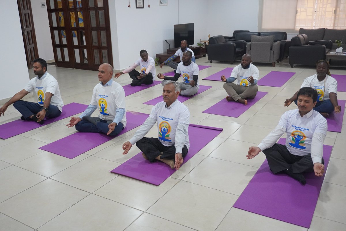 Mats unrolled and new T-shirts unveiled! 🧘🏾

Embassy members kicked off  the 11th International Day of Yoga with an enthusiastic curtain raiser at the Chancery.
#IDYInLiberia 
 #IDY2025 
#IndiaInLiberia