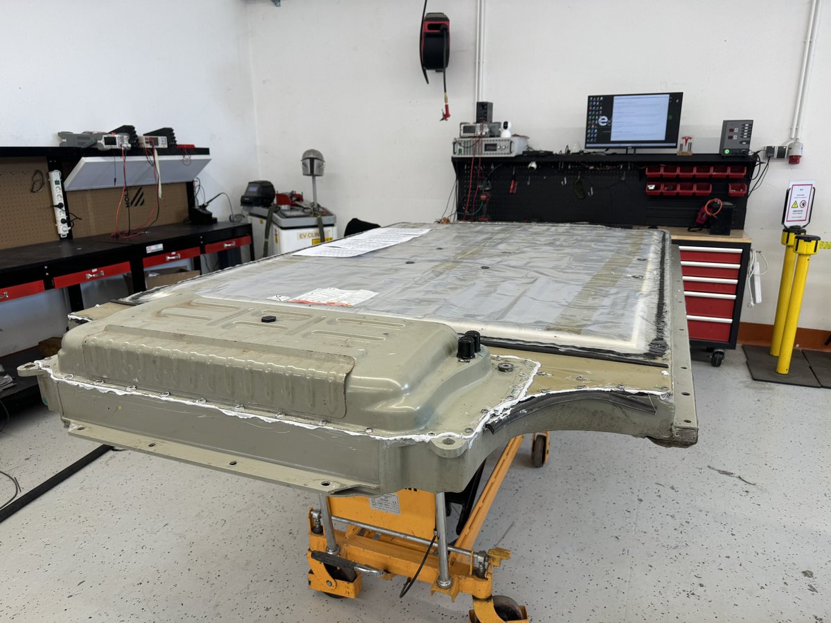 evclinic's tweet image. 🇺🇸 BMS_u029 / BMS_f107 – It’s remarkable that the Tesla Model S still runs reliably after 12 years, with many owners surpassing 400,000 km on the original battery system. However, some batteries do require repair—provided they haven’t yet reached the EOL (End-of-Life) stage, as a…